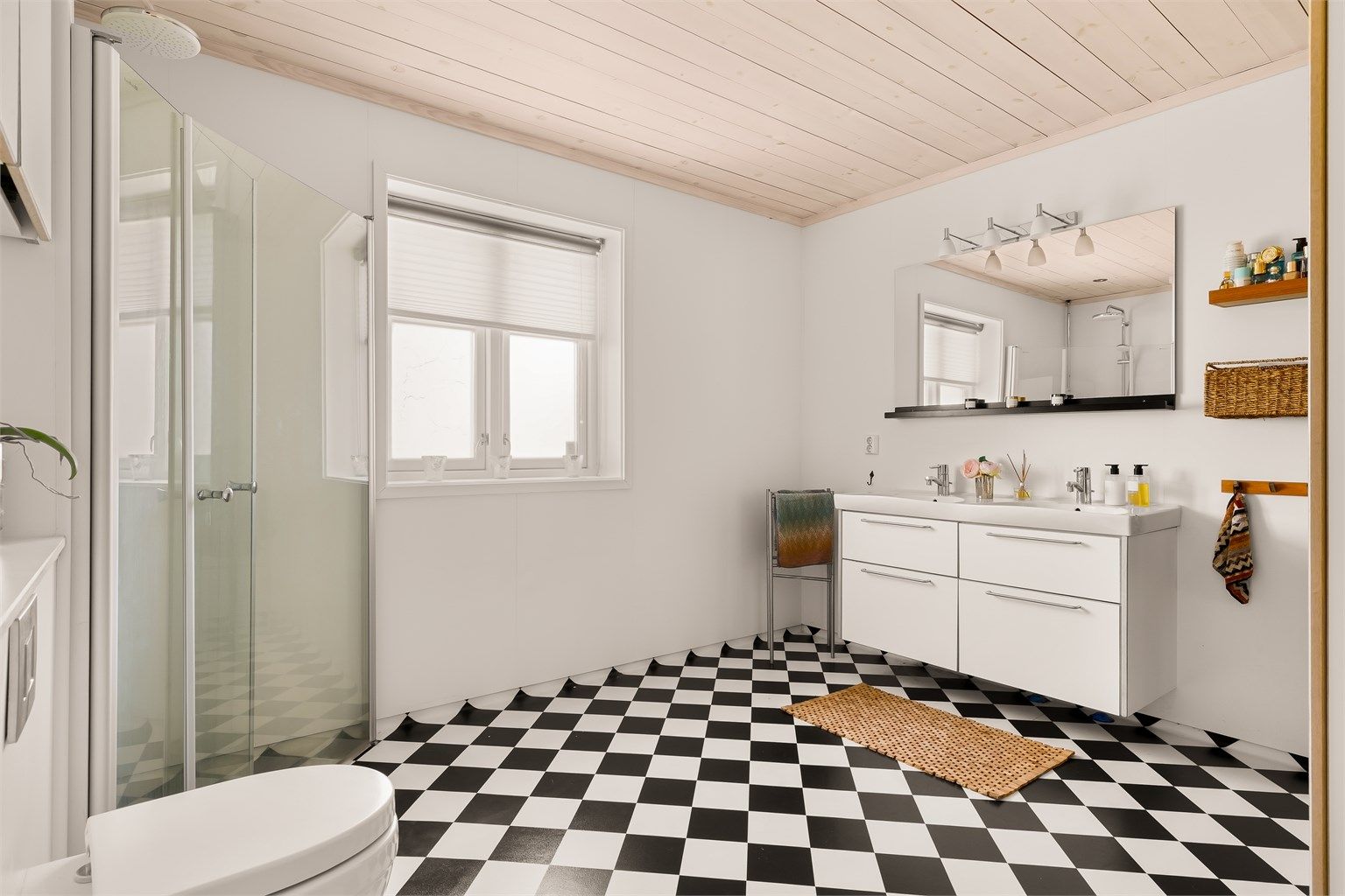 Hovedbadet har wc, 2 servanter i sekjson, dusj og badstue.