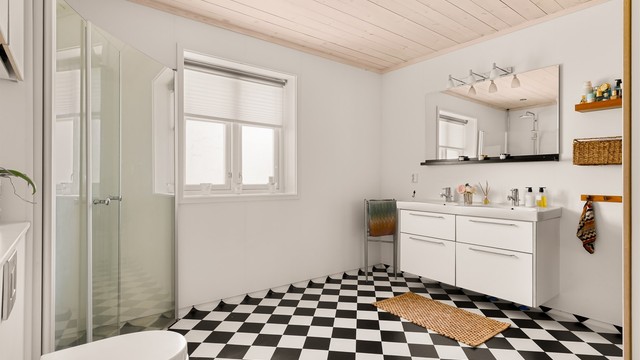 Hovedbadet har wc, 2 servanter i sekjson, dusj og badstue.