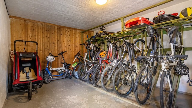 Romslig sykkelbod i forbindelse med inngangspartiet