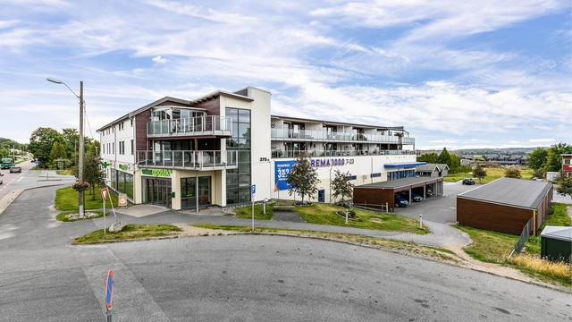 Apotek og stor dagligvareforretning er lett tilgjengelig i samme bygg som leiligheten.