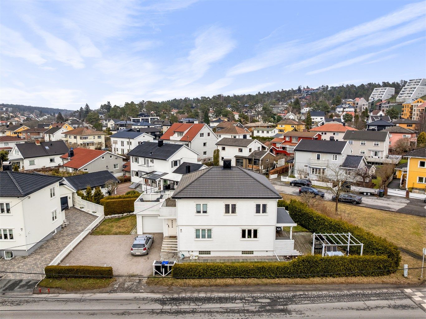 Eiendommen har tilstøtende bebyggelse kun på nordsiden og grenser i syd-øst til ubebygget grøntareal med park.