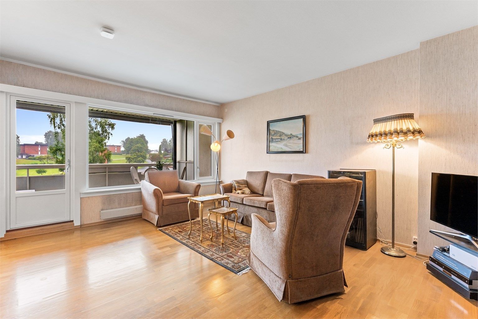 Leiligheten har en gjennomgående planløsning med parkett i stue og spisestue.
Foto: Zovenfra As