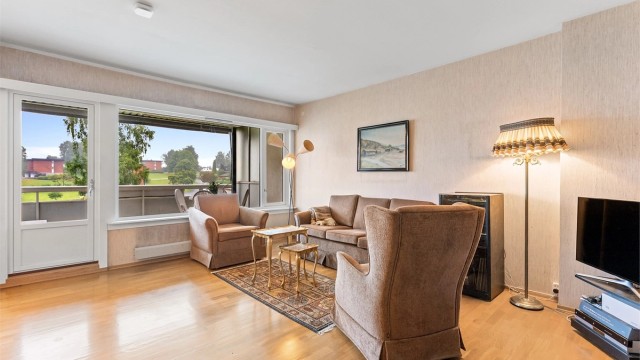 Leiligheten har en gjennomgående planløsning med parkett i stue og spisestue.
Foto: Zovenfra As