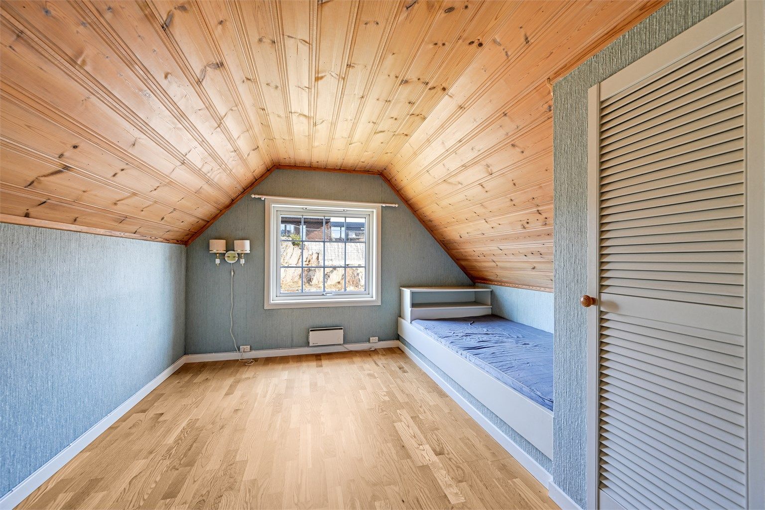 Det tredje soverommet har parkettgulv og panel i taket, og egner seg godt som barnerom eller kontor.