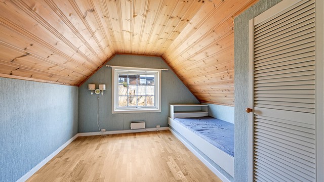 Det tredje soverommet har parkettgulv og panel i taket, og egner seg godt som barnerom eller kontor.