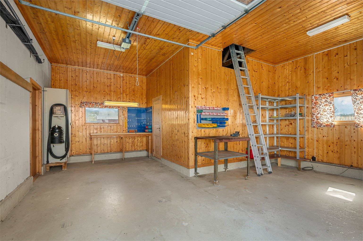 Praktisk bygg med gode muligheter for verksted, hobby eller oppbevaring.