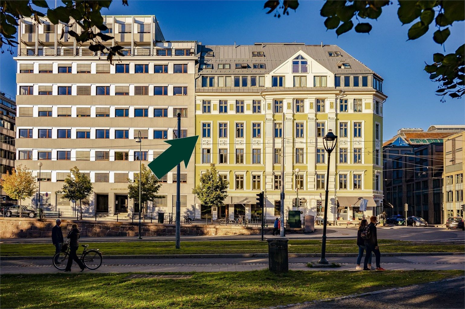 Boligen ligger høyt og fritt i 4. etasje med heis, uten innsyn. Felles takterrasse synlig helt øverst. 