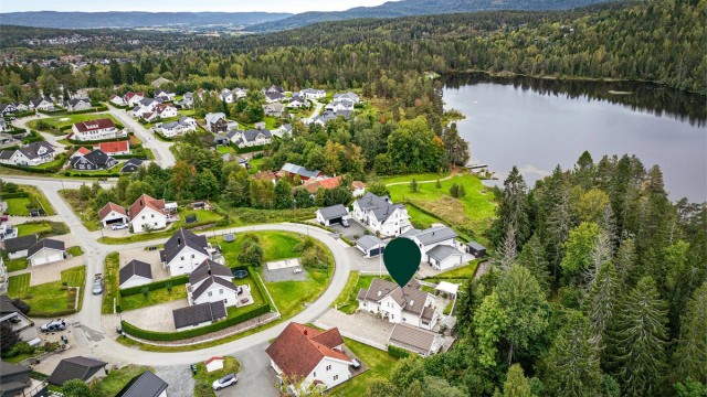 Området er ideelt for familier, med kort vei til Konnerud skole og flere barnehager.