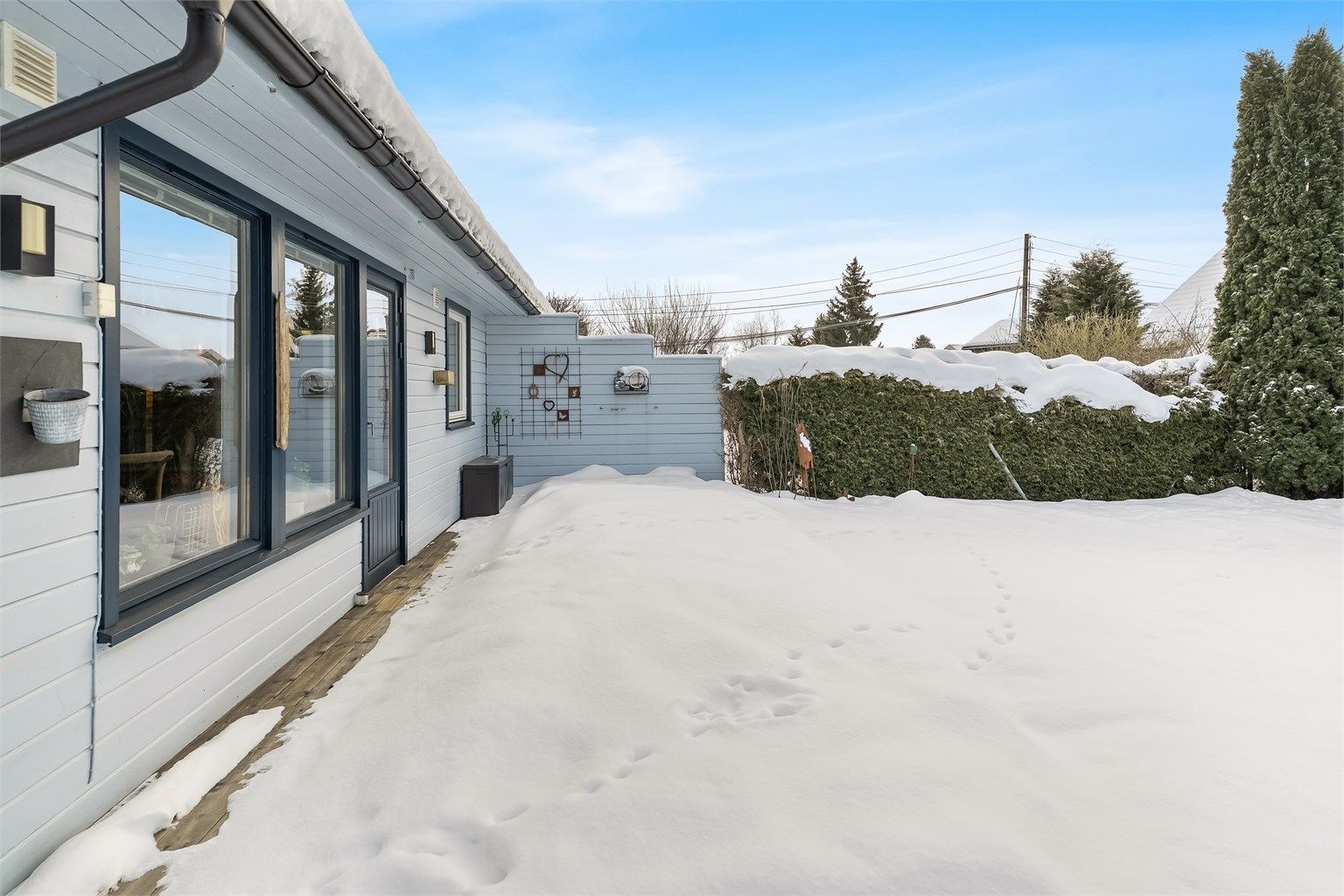 Stor platting med plass til flere sitteavdelinger. 