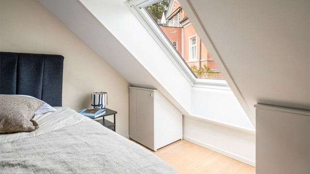 Begge soverommene har plassbygde garderobeløsninger.