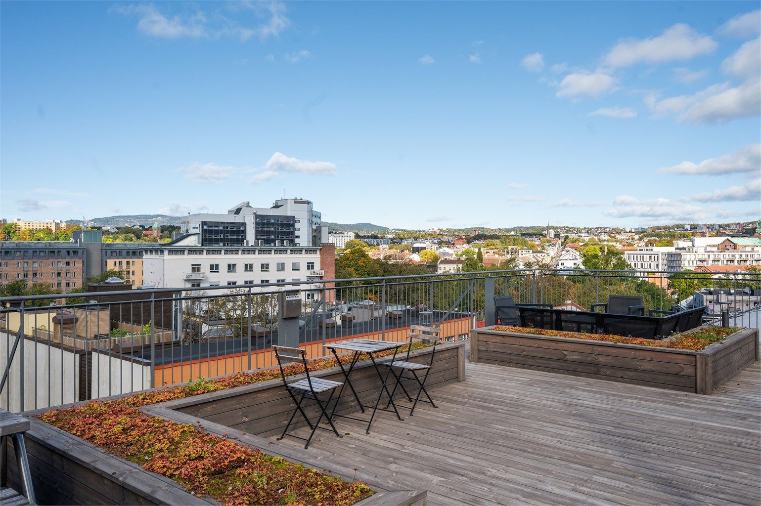 Takterrassen er innredet med diverse beplantning, og har rikelig med sitteplasser.