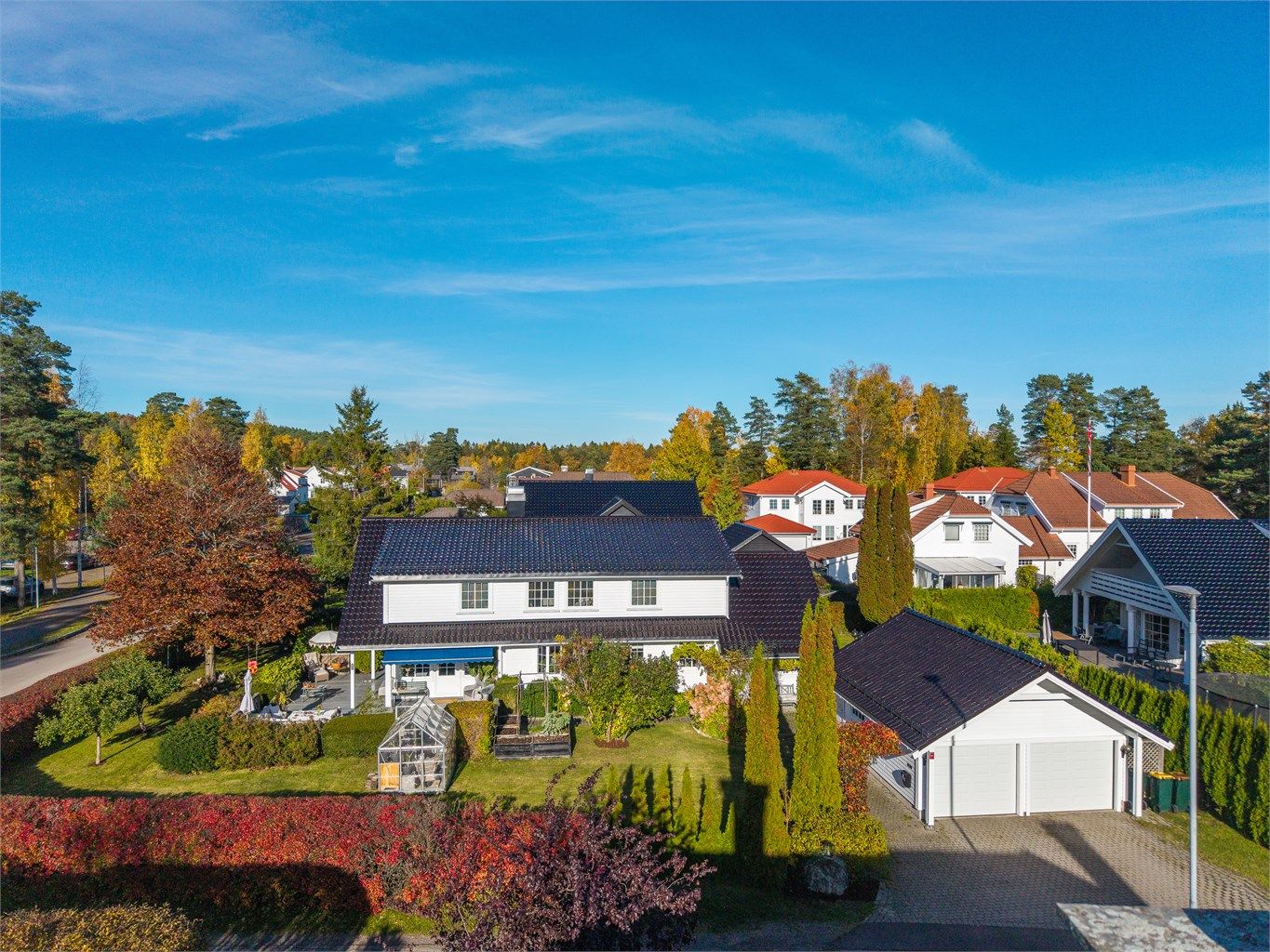 For den hageinteresserte finnes både drivhus og dyrkingskasser som gir gode muligheter for egen dyrking gjennom sesongen. 