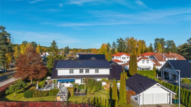 For den hageinteresserte finnes både drivhus og dyrkingskasser som gir gode muligheter for egen dyrking gjennom sesongen.