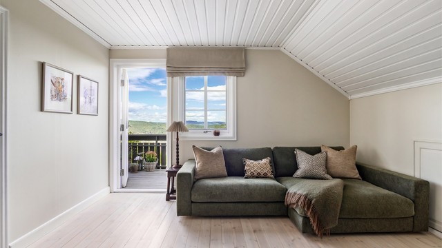 Hyggelig og praktisk loftstue i loftetasjen.