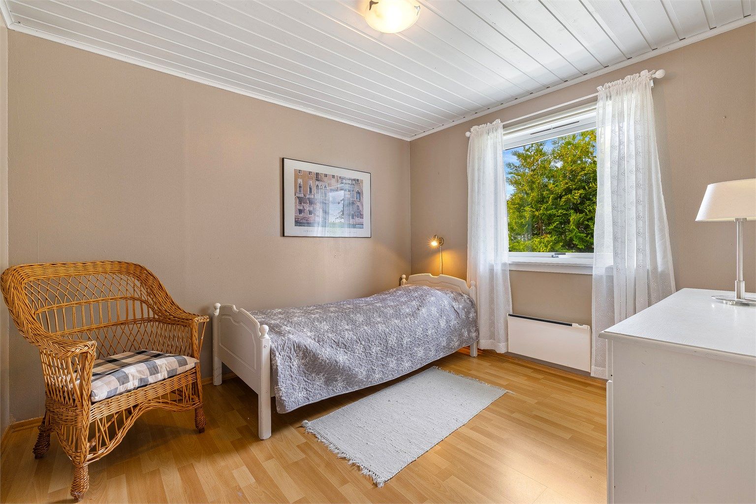 Soverom nummer to er av god størrelse, med plass til seng, oppbevaring og pult. 