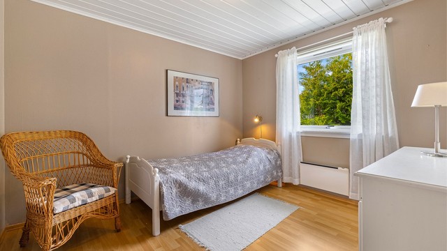 Soverom nummer to er av god størrelse, med plass til seng, oppbevaring og pult.