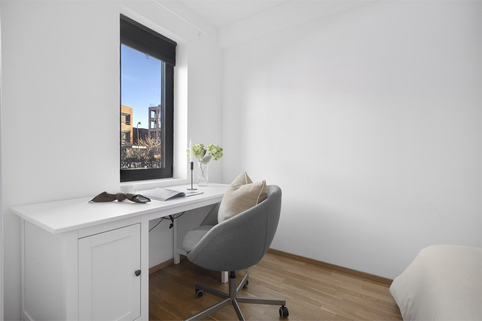 Rommet har plass til både seng og en egen arbeidsplass ved vinduet.
