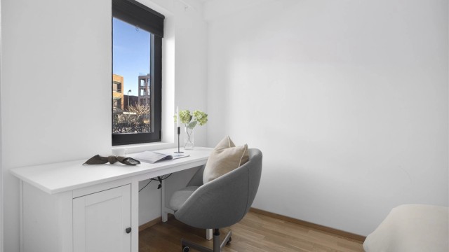 Rommet har plass til både seng og en egen arbeidsplass ved vinduet.