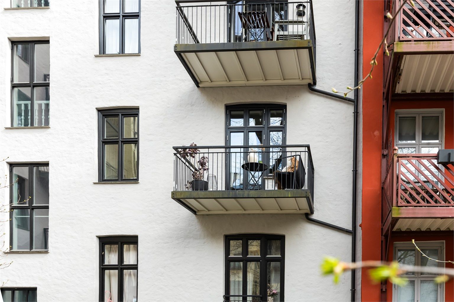 Balkongen vender ut mot rolig bakgård.