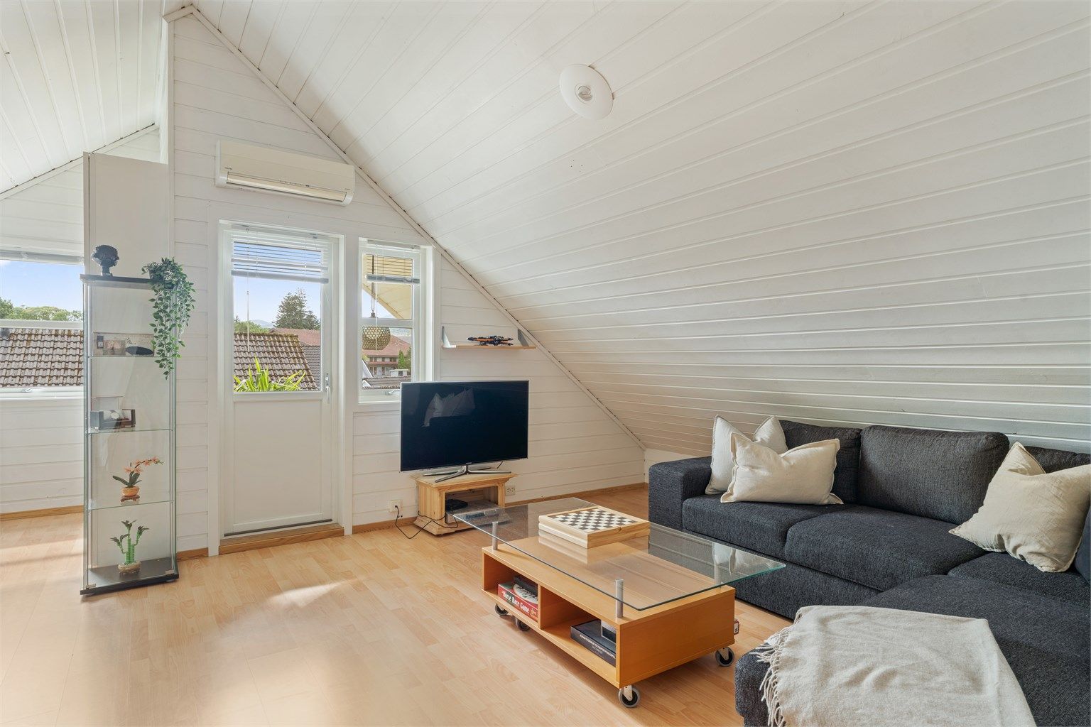 Fra TV-stuen er det utgang til en balkong på 7 m².