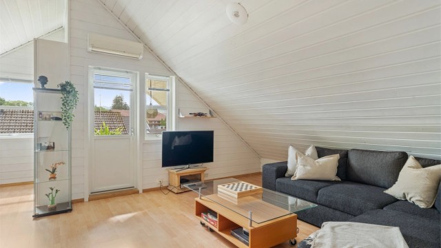 Fra TV-stuen er det utgang til en balkong på 7 m².