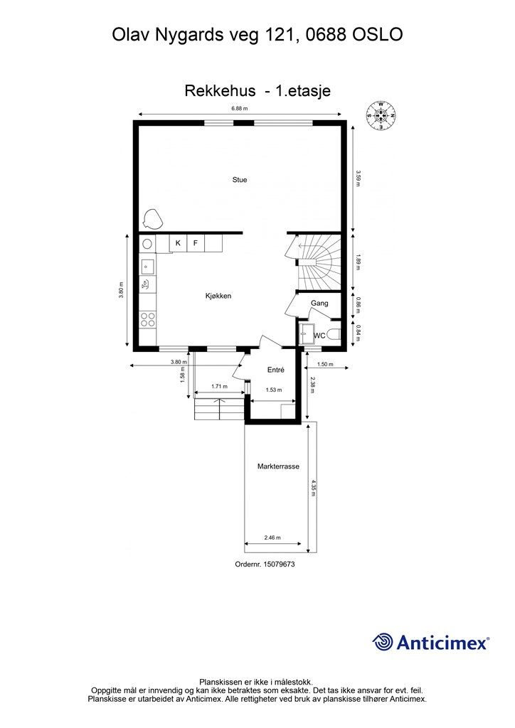 Første etasje har en sosial og åpen planløsning med stue, kjøkken, entré og separat toalett.