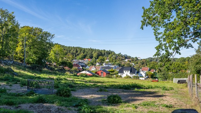 Utsyn over de grønne engene og det omkringliggende nabolaget på Grimestad.