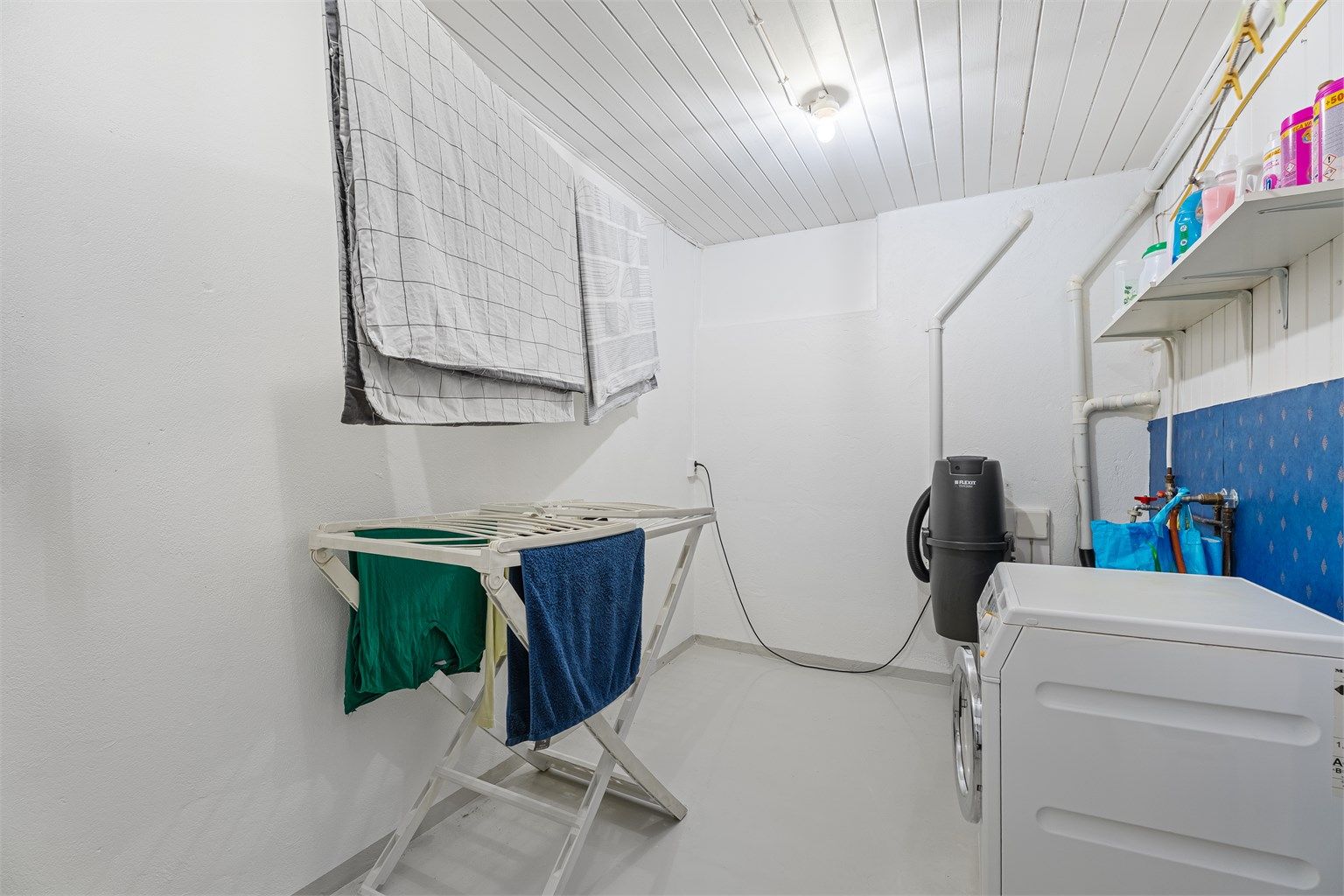Vaskerom med opplegg til vaskemaskin og gode tørkemuligheter. Det er sentralstøvsuger i boligen. 
