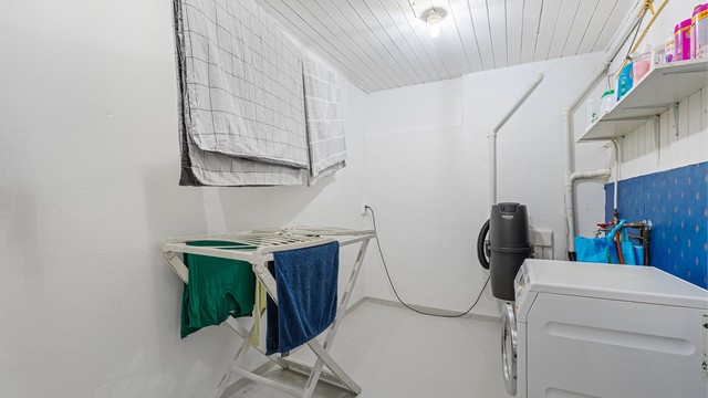 Vaskerom med opplegg til vaskemaskin og gode tørkemuligheter. Det er sentralstøvsuger i boligen.