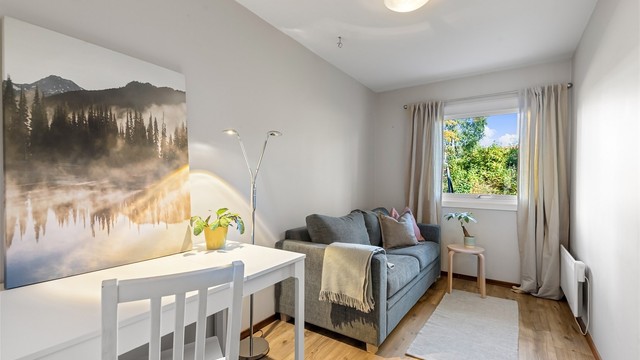 Det tredje soverommet er innredet som kombinert kontor og gjesterom.