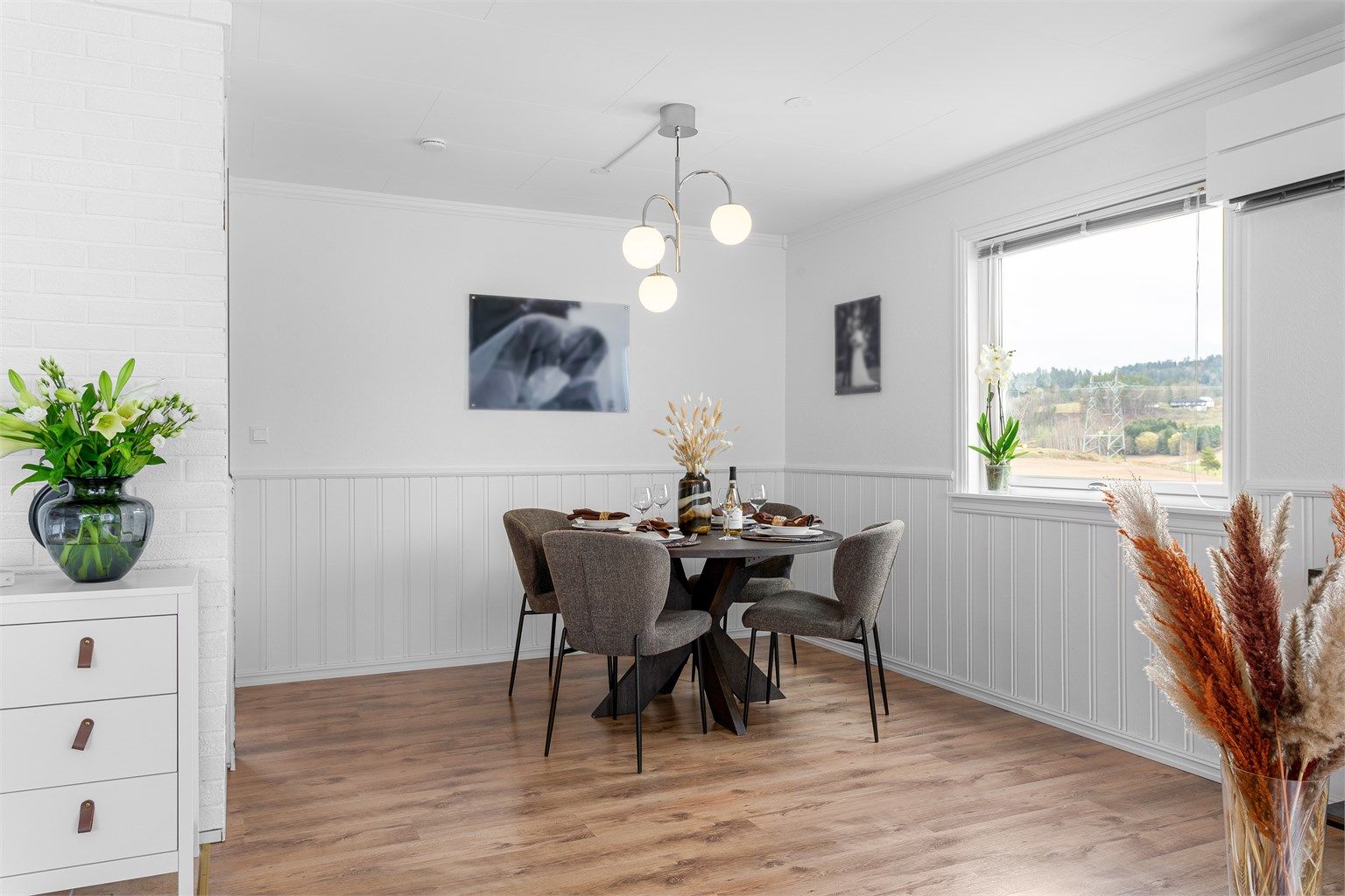 God plass til spisebord. Skyvedør inn til kjøkkenet.