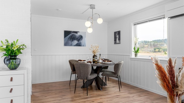 God plass til spisebord. Skyvedør inn til kjøkkenet.