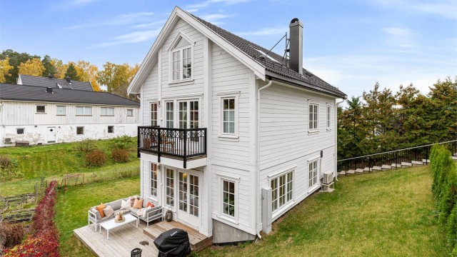 Velkommen til Dalbakkveien 1A - Nyere og tiltalende enebolig fra 2023 | Innholdsrik | Egen inngang kjeller | Hage | Tilbaketrukket
Foto: Løvåsfoto