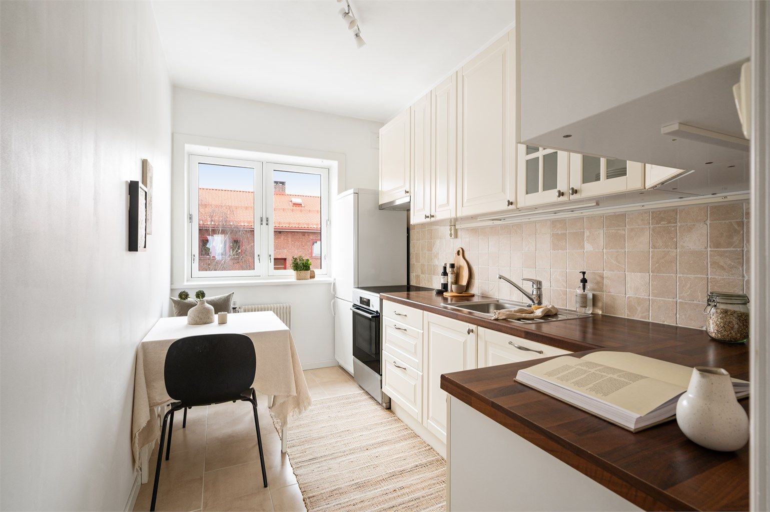 Supersjarmerende og romslig leilighet med mye lys.