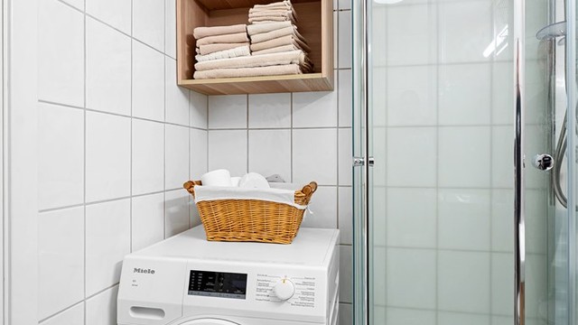 Det er opplegg for vaskemaskin på baderommet. Rommet varmes opp med varmekabler.