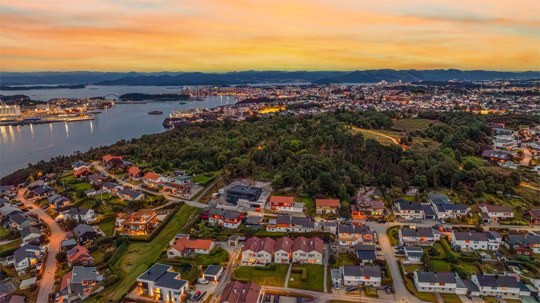 Boligen ligger i et etablert boligfelt på Tasta, med nydelig utsikt mot fjorden, kun en kort kjøretur fra Stavanger sentrum.