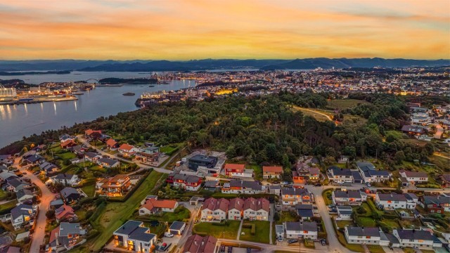 Boligen ligger i et etablert boligfelt på Tasta, med nydelig utsikt mot fjorden, kun en kort kjøretur fra Stavanger sentrum.