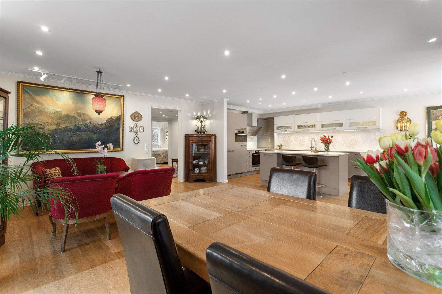 Den åpne løsningen skaper en god flyt mellom spiseplassen og det velutstyrte kjøkkenet.