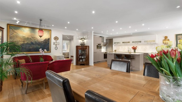 Den åpne løsningen skaper en god flyt mellom spiseplassen og det velutstyrte kjøkkenet.