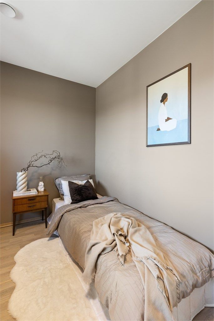 Gjennomgående parkettgulv og malte veggflater i hele boligen.