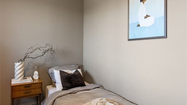 Gjennomgående parkettgulv og malte veggflater i hele boligen.