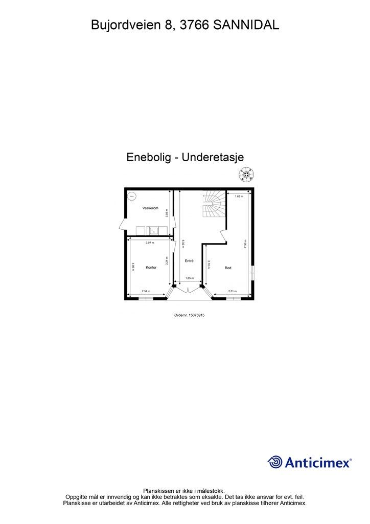 Underetasjen inneholder entré, vaskerom, kontor og en praktisk bod.