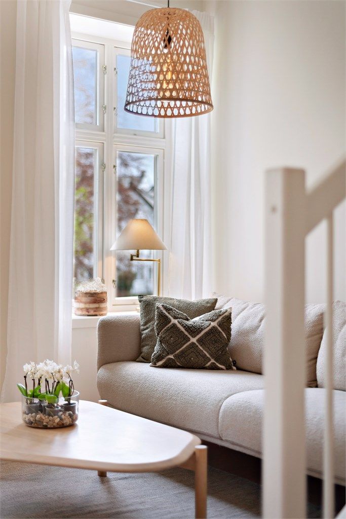 Det er lagt parkett på gulvflater, lakkert i 2025 i tillegg er både vegg- og himlingsflater nylig malt