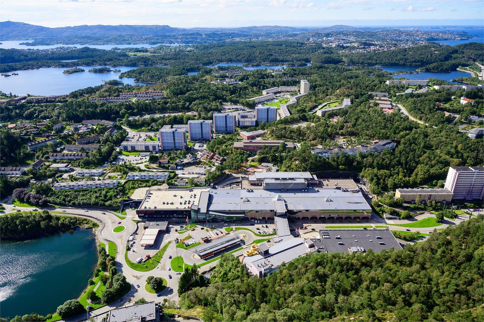 En kort kjøretur unna er Vestkanten Storsenter med alt av fasiliteter. Det kan blant annet nevnes badeland, relax-avdeling, skøytebane, curling, bowling, minigolf, butikker og restauranter.