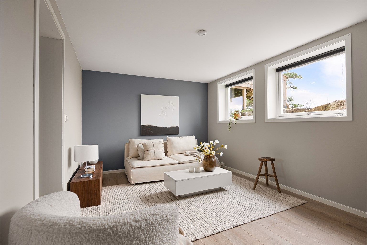 Alle innvendige overflater i hybelen er fra 2019. Vegger og himlinger er utført med gips, himlingene med to lag samt akustikkskinner.