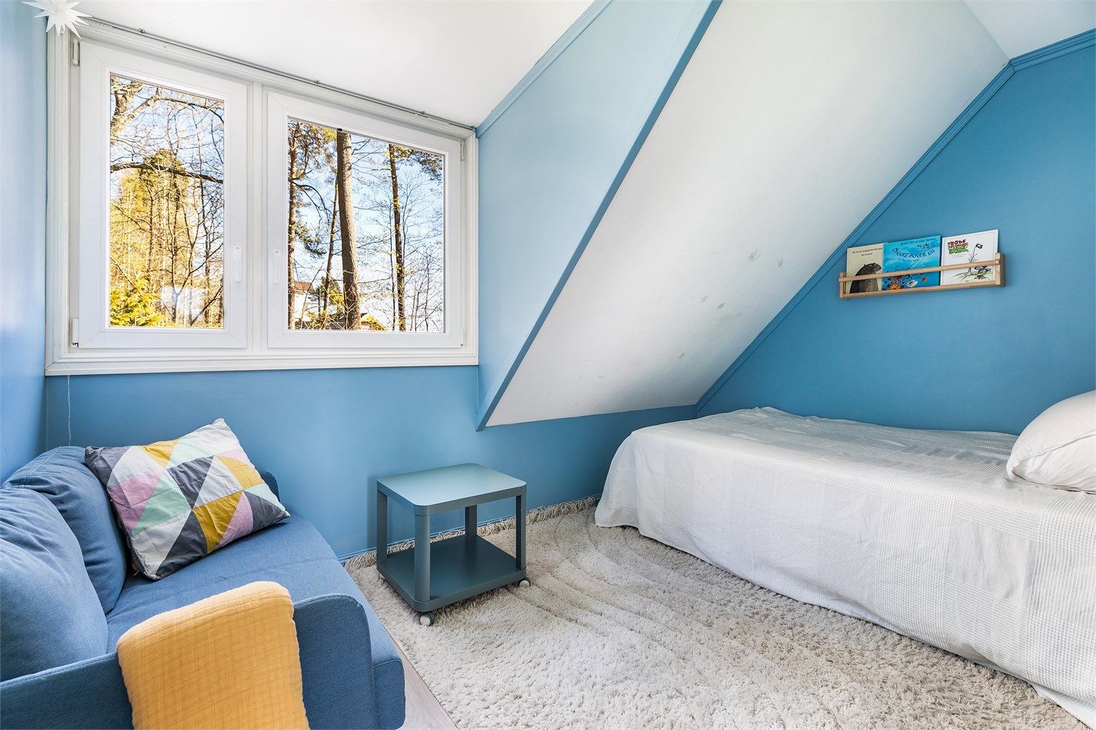 Laminatgulv er en robust overflate og spesielt praktisk i barnerom. Dette har ca. 8,5 kvm. gulvflate.