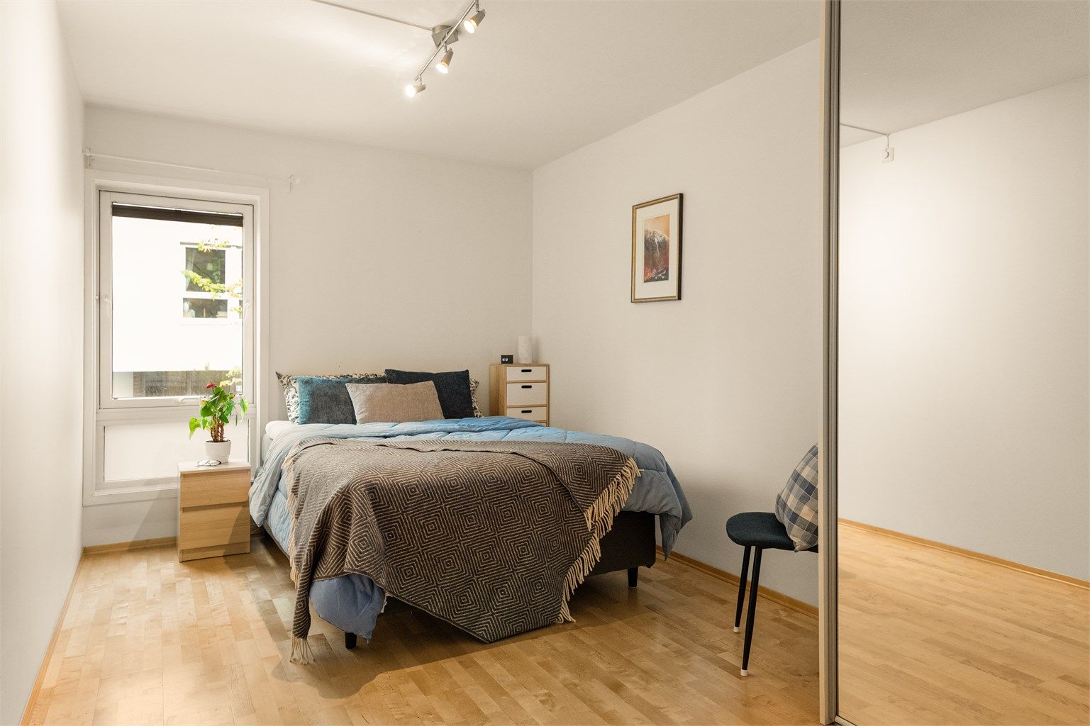 - Romslig hovedsoverom med plass til dobbeltseng og nattbord -
