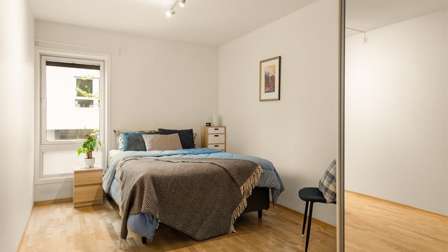 - Romslig hovedsoverom med plass til dobbeltseng og nattbord -