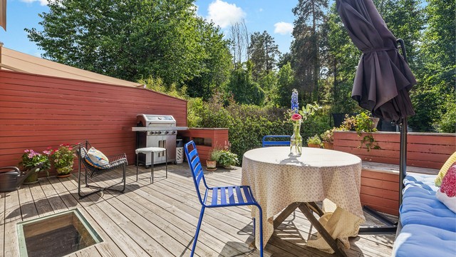 Uteplassen er skjermet med levegger og har god plass til utemøbler.