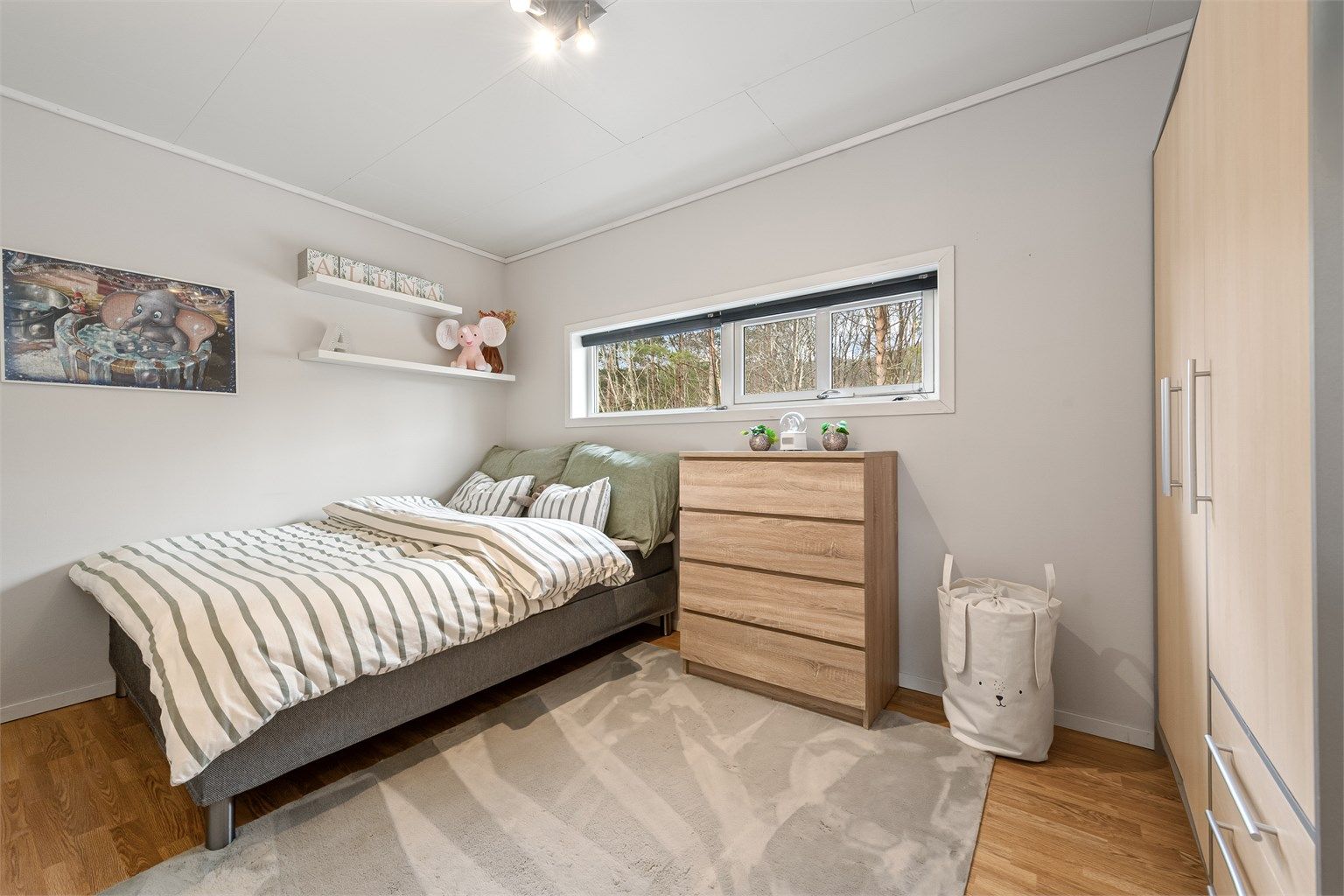 Boligens andre soverom har god plass til seng og garderobeløsning. Rommet er beliggende mot nord.